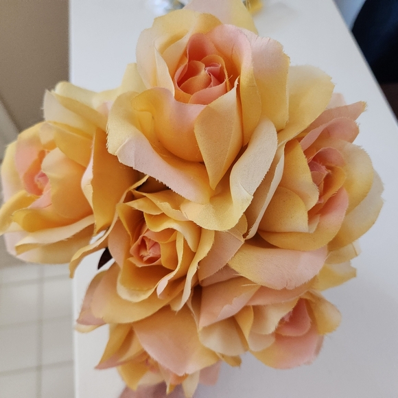 Assorted faux flowers - Picture 3 of 3